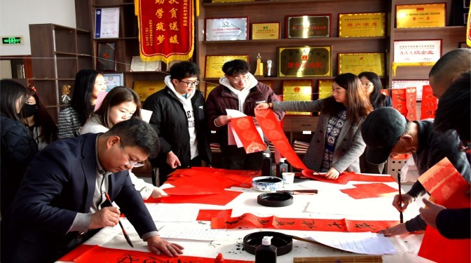 “筆墨傳情迎蛇年，春聯(lián)送福暖人心”——甘肅建科院工會開展春節(jié)送福送春聯(lián)活動
