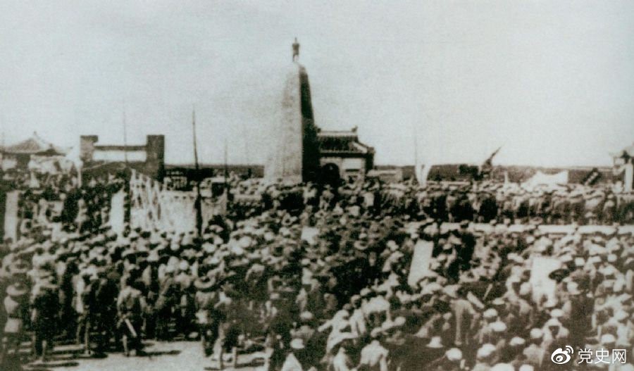 　　1931年6月，紅七軍到達(dá)中央革命根據(jù)地江西興國(guó)縣，編入彭德懷率領(lǐng)的紅三軍團(tuán)。圖為當(dāng)時(shí)會(huì)師的情形。