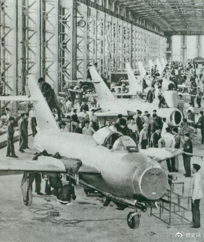 　　1956年7月19日，國產(chǎn)第一架噴氣式戰(zhàn)斗機(jī)在沈陽首次試飛成功，標(biāo)志著中國具備了獨(dú)立研制空軍武器裝備的能力。圖為國產(chǎn)第一批噴氣式飛機(jī)即將出廠。
