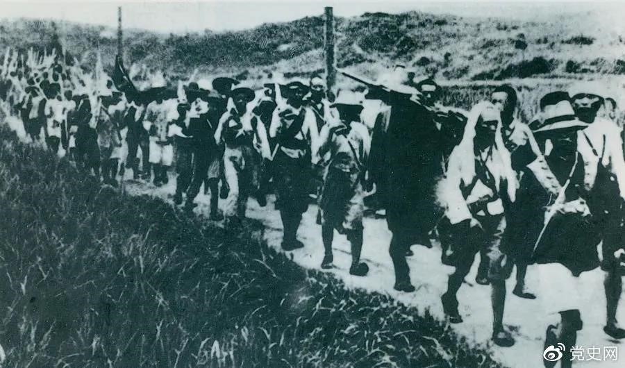 　　1931年5月16日至31日，紅一方面軍在毛澤東、朱德指揮下，連續(xù)打了5個(gè)勝仗，殲敵3萬(wàn)余人，繳槍2萬(wàn)余支，打退了國(guó)民黨軍隊(duì)的第二次“圍剿”。圖為行軍中的紅軍。