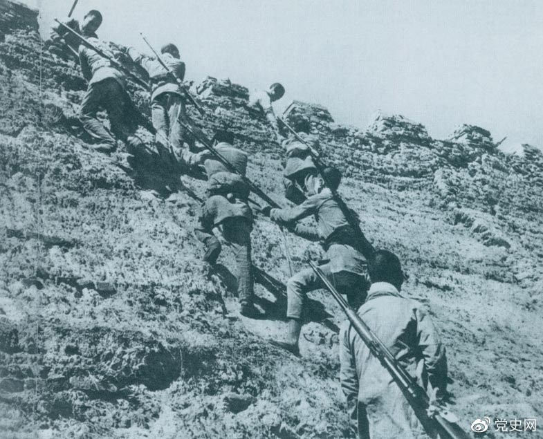 1945年6月25日，八路軍冀中部隊(duì)攻克河北獻(xiàn)縣。圖為部隊(duì)奮勇攀登城墻。