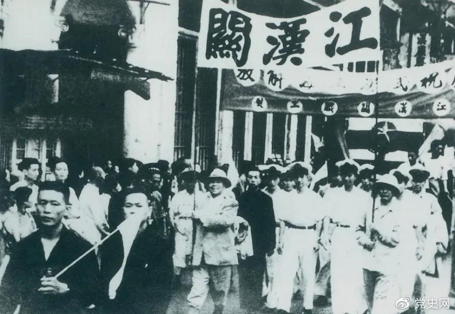 1949年5月17日，第四野戰(zhàn)軍解放武漢。圖為武漢人民歡慶解放。