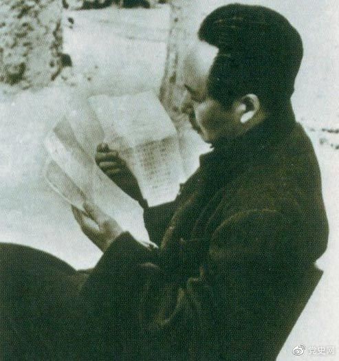 　　1946年6月，國(guó)民黨撕毀停戰(zhàn)協(xié)定和政協(xié)決議，挑起全面內(nèi)戰(zhàn)。這是毛澤東在延安審閱有關(guān)自衛(wèi)反擊的電報(bào)。