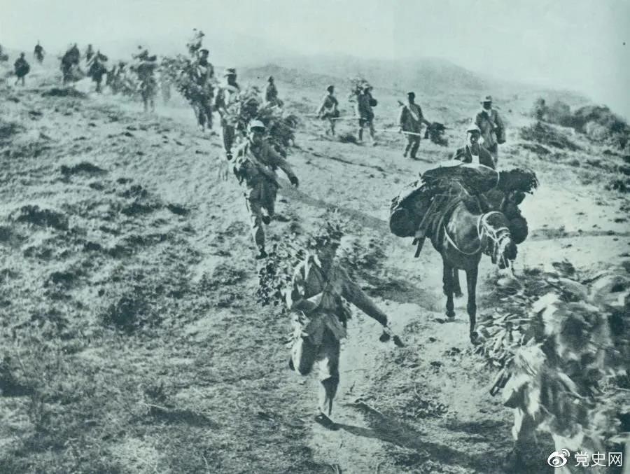圖為1947年5月在孟良崮戰(zhàn)役中，華東野戰(zhàn)軍向孟良崮挺進(jìn)。