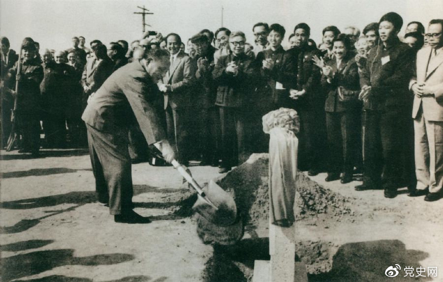 1984年10月7日，鄧小平出席北京正負(fù)電子對(duì)撞機(jī)國(guó)家實(shí)驗(yàn)室奠基儀式，并為奠基石培土。
