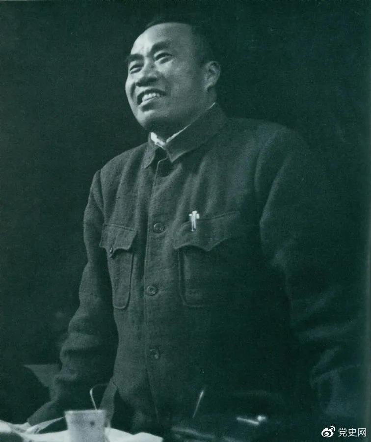 1945年4月25日，朱德在中國共產(chǎn)黨第七次全國代表大會上作題為《論解放區(qū)戰(zhàn)場》的軍事報告。
