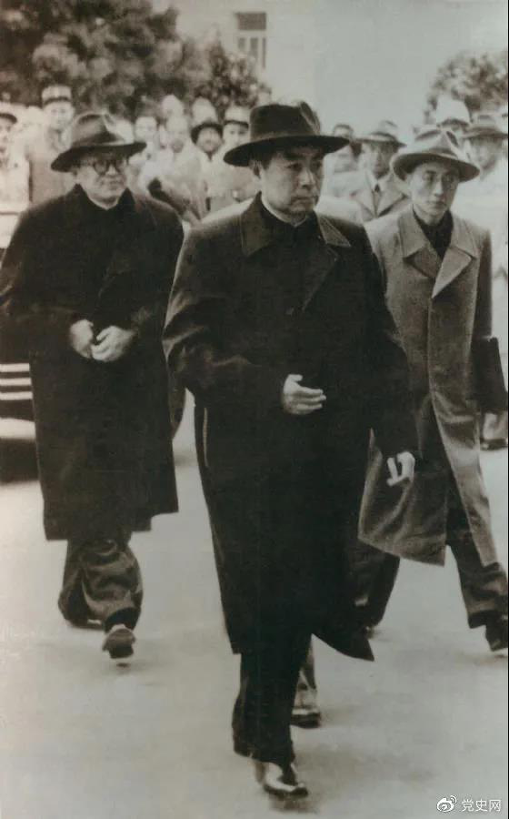 1954年4月26日，日內(nèi)瓦會議開幕。圖為周恩來率中國代表團(tuán)進(jìn)入會場。