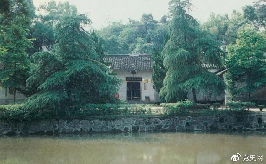 圖為任弼時(shí)故居。1904年4月30日，任弼時(shí)出生在湖南省湘陰縣熟塘鄉(xiāng)唐家橋（今屬汨羅市）。