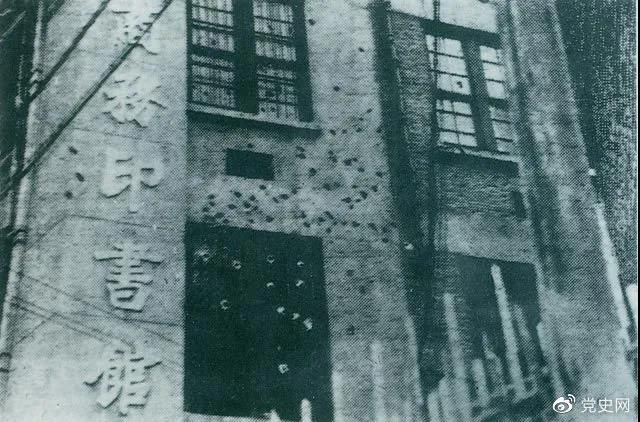1927年4月12日，蔣介石在上海發(fā)動反革命政變，上海工人糾察隊(duì)總指揮部所在地商務(wù)印書館遭到襲擊，大樓上彈痕斑斑。