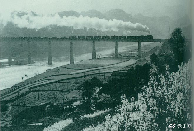 1972年10月13日，湘黔鐵路全線通車，從而使西南地區(qū)多了一條通道，大大縮短了西南地區(qū)與湖南省以至華東地區(qū)的距離。