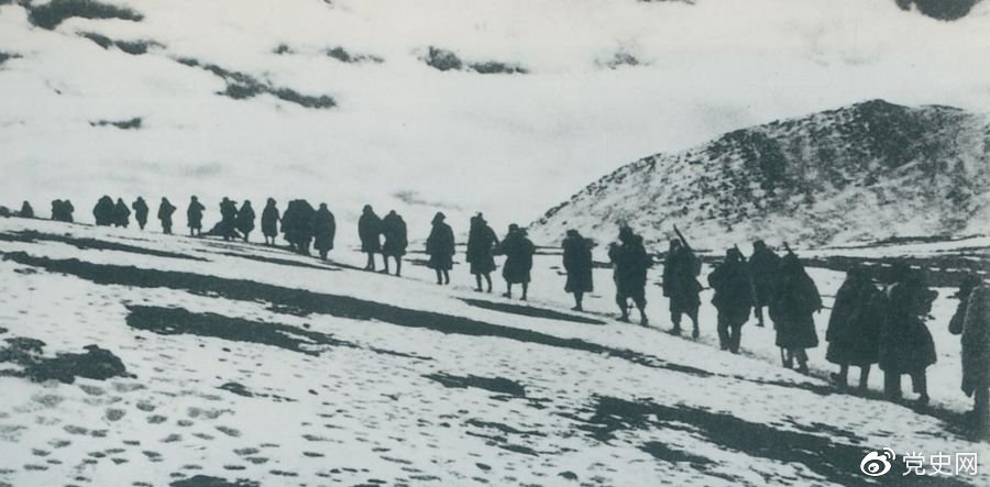 1950年3月，人民解放軍開始向西藏進軍，10月6日至24日進行了昌都戰(zhàn)役，攻占昌都，打開了進軍西藏的大門，為和平解放西藏奠定了基礎(chǔ)。圖為迂回昌都南路的人民解放軍行進在海拔5000米的怒山山脈雪嶺上。
