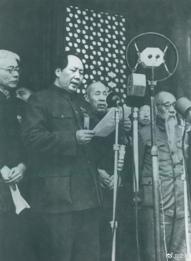 　　開國大典。1949年10月1日，毛澤東在天安門城樓上莊嚴宣告：中華人民共和國成立了！