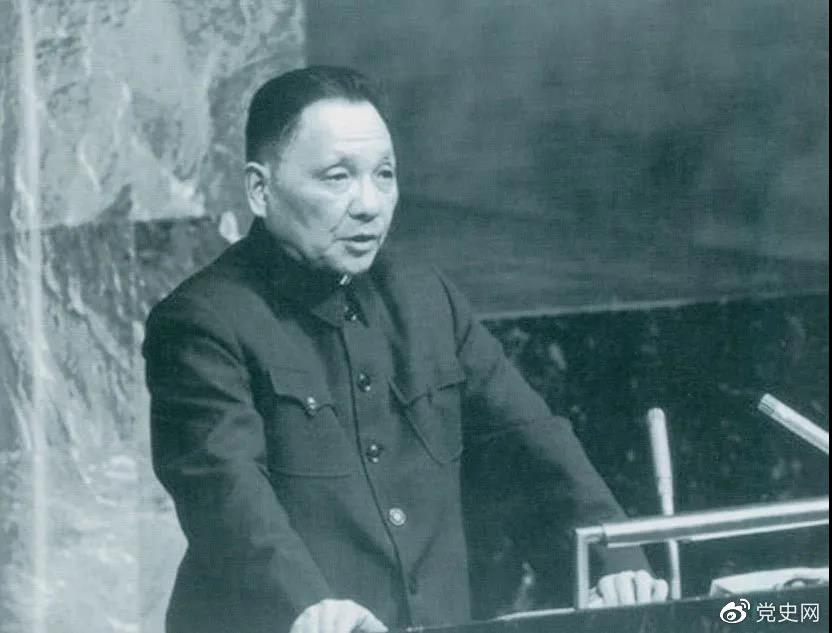 1974年4月10日，鄧小平在聯(lián)合國(guó)大會(huì)第六屆特別會(huì)議上發(fā)言。