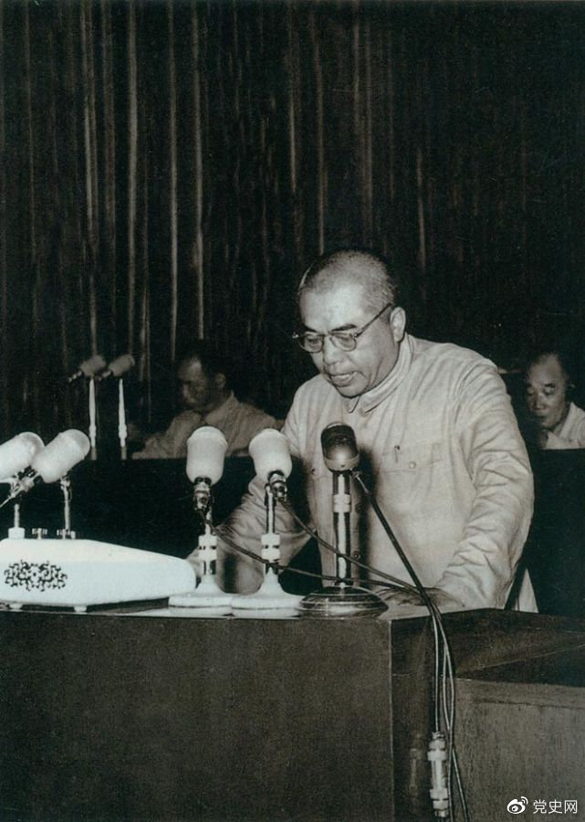 1955年7月30日，一屆全國人大二次會議通過《中華人民共和國兵役法》。圖為國防部部長彭德懷在會上作報告。