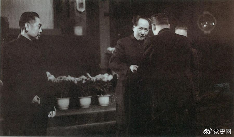 1949年10月2日，蘇聯(lián)政府首先承認(rèn)中華人民共和國。10月3日，中蘇正式建交。圖為蘇聯(lián)第一任駐中國大使向毛澤東主席呈遞國書。