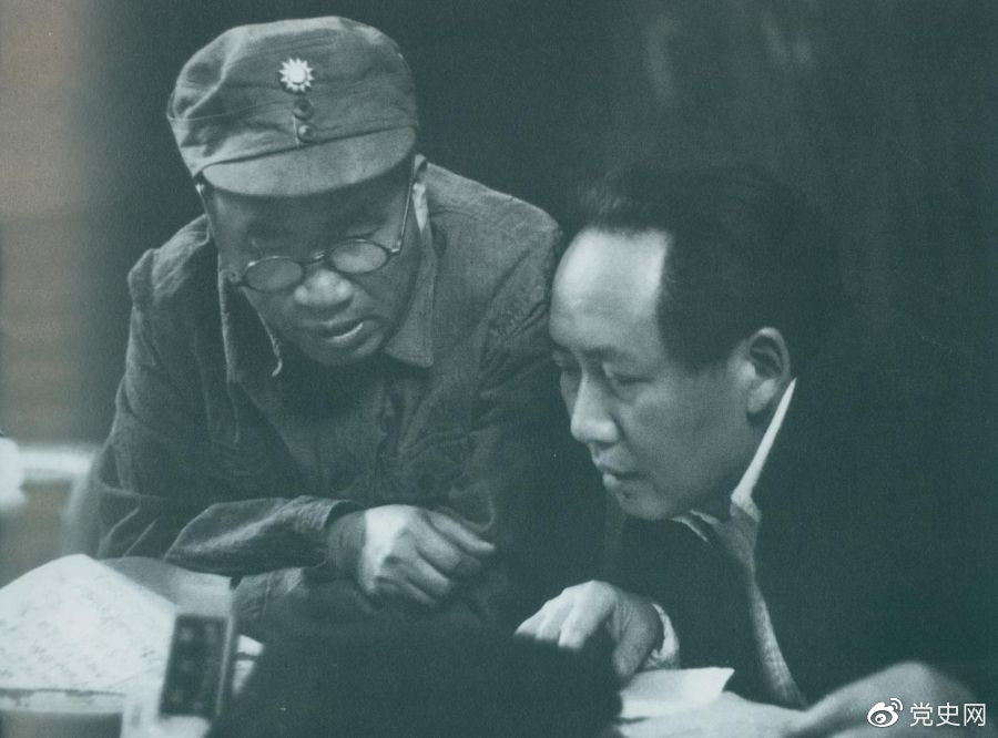 1945年4月，毛澤東和朱德在中國(guó)共產(chǎn)黨第七次全國(guó)代表大會(huì)上。