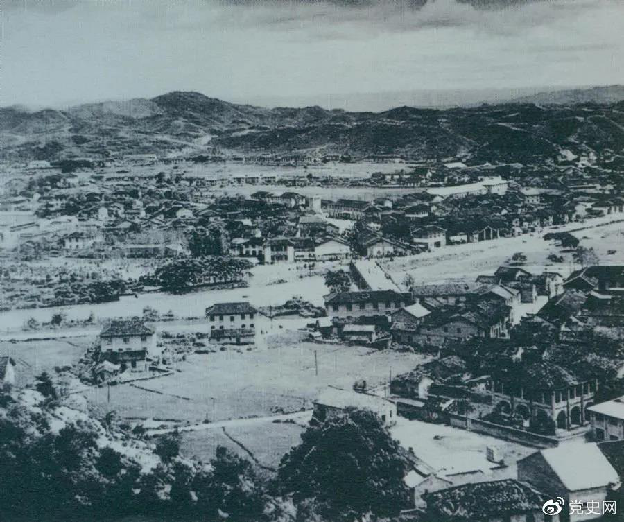 1928年4月，朱德率領(lǐng)南昌起義余部到達(dá)井岡山，與毛澤東領(lǐng)導(dǎo)的部隊(duì)勝利會(huì)師。圖為會(huì)師地點(diǎn)礱市全景。