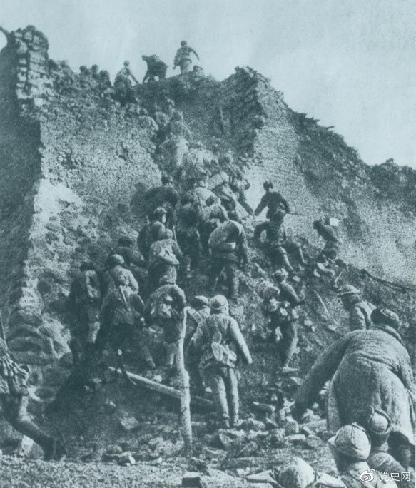 1948年12月，人民解放軍向新保安守敵發(fā)起攻擊。這是解放軍戰(zhàn)士登上新保安城頭。 