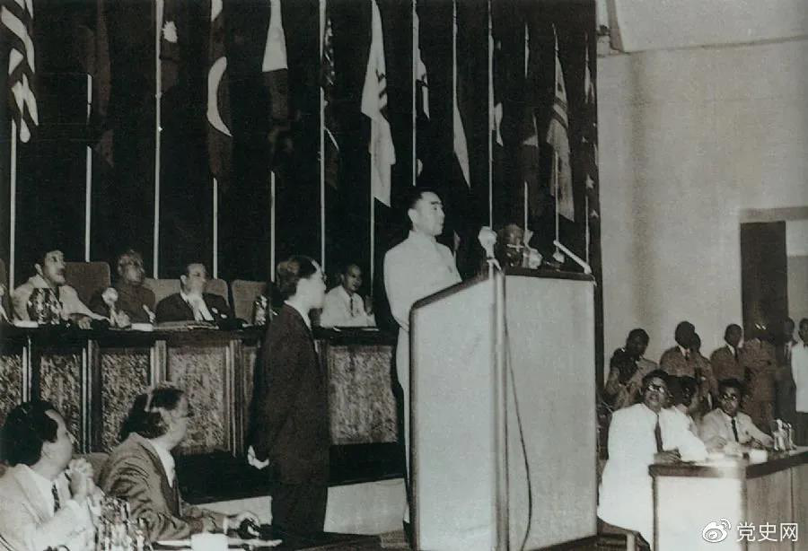 1955年4月18日，亞非會議在萬隆開幕。圖為19日周恩來在會議上發(fā)言。