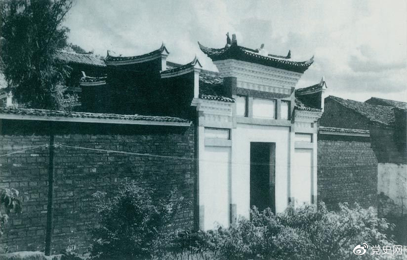 1927年10月3日，毛澤東率領(lǐng)湘贛邊界秋收起義部隊到達江西寧岡縣古城，主持召開前委擴大會議，討論在井岡山建立革命根據(jù)地的問題。圖為會議舊址。