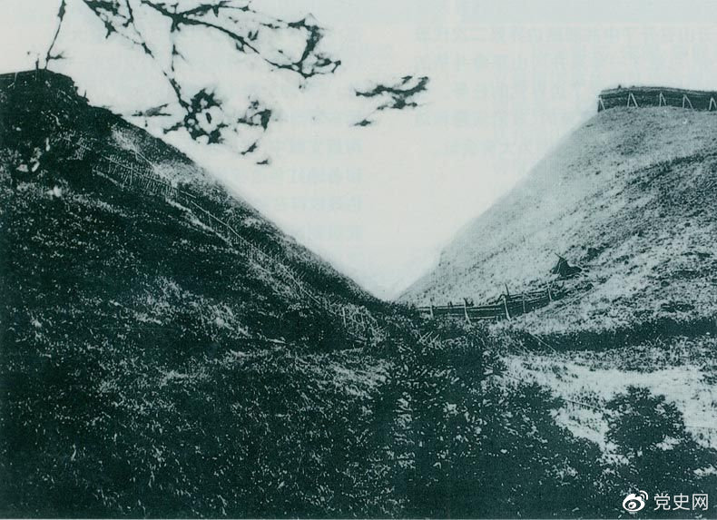 井岡山黃洋界哨口。1928年8月30日，紅軍以不足一個(gè)營(yíng)的兵力，在這里擊退湘贛敵軍的進(jìn)攻，取得黃洋界保衛(wèi)戰(zhàn)的勝利。至11月，紅軍又打破了兩省敵軍對(duì)井岡山根據(jù)地的第二次“會(huì)剿”。