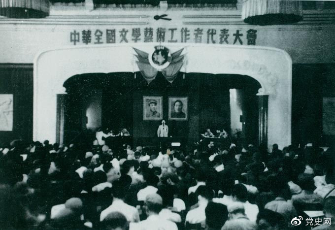 1949年7月2日至19日，第一次中華全國文學(xué)藝術(shù)工作者代表大會(huì)在北平召開。圖為大會(huì)會(huì)場(chǎng)。