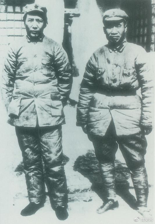 　　1937年7月7日，盧溝橋事變爆發(fā)。8日，中共中央通電全國(guó)，號(hào)召結(jié)成民族統(tǒng)一戰(zhàn)線抵抗日本侵略者。圖為1936年冬毛澤東和朱德在陜北。
