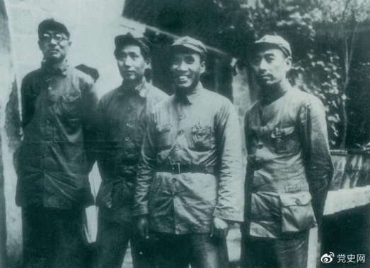 1937年8月22日至25日，中共中央在洛川馮家村舉行政治局擴大會議（即洛川會議）。圖為毛澤東和朱德、周恩來、林伯渠的合影。