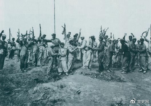 1953年7月28日，朝鮮人民軍來到志愿軍陣地上，互相祝賀、共同歡呼抗美斗爭的偉大勝利。