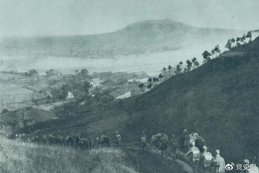 1945年4月6日，太行部隊等向白晉、同蒲沿線上的日軍展開攻擊。這是八路軍向祁縣開進。